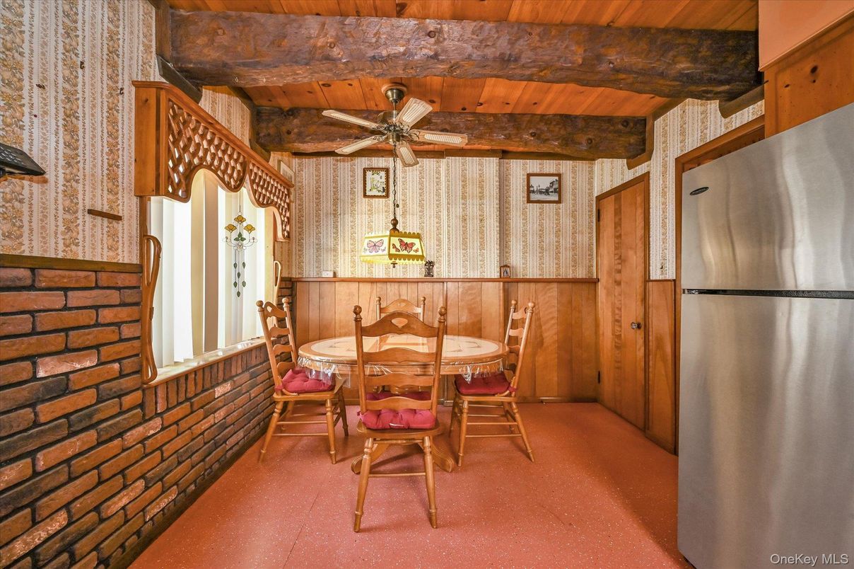 Dining room, Interior, Kitchen, Stainless Steel Appliances, Wooden Beams, Wooden Ceilings, Wooden Walls