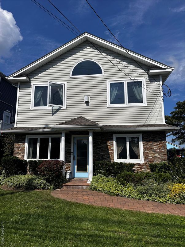 Exterior, Facade, Brick Facade, Queen Anne Victorian
