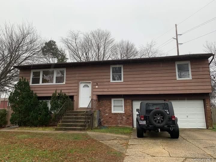 Attached, Exterior, Facade, Brick Facade, Raised Ranch