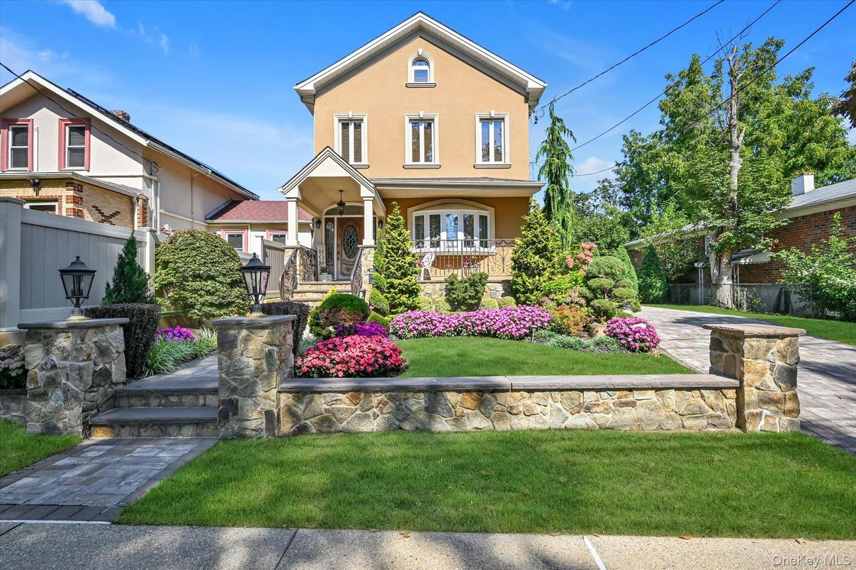 Exterior, Facade, Queen Anne Victorian