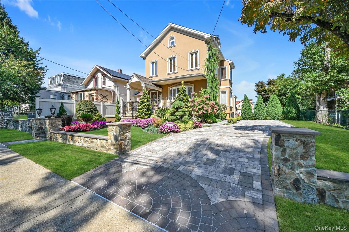 Exterior, Facade, Queen Anne Victorian