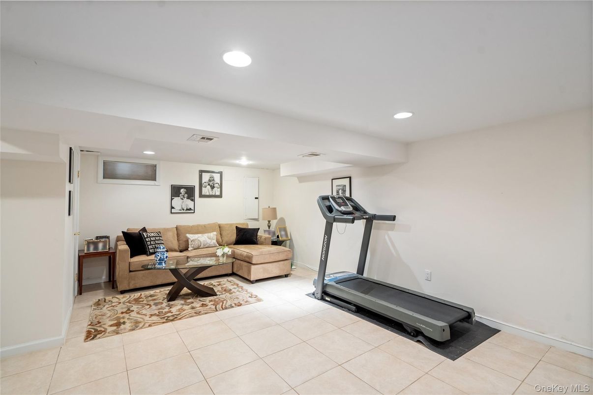 Fitness Equipment, Interior, Living room, Recessed Lighting