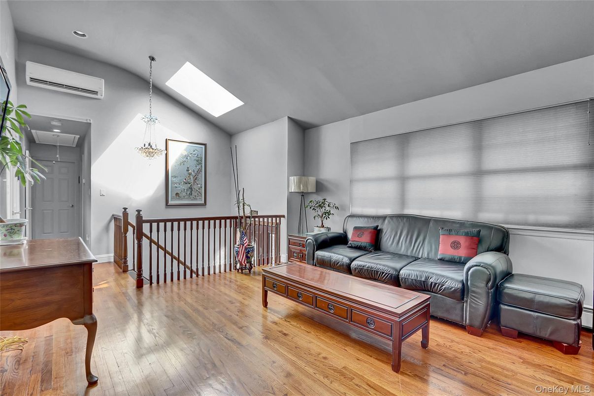 Interior, Living room, Pendant Lights, Recessed Lighting, Wood Texture Flooring