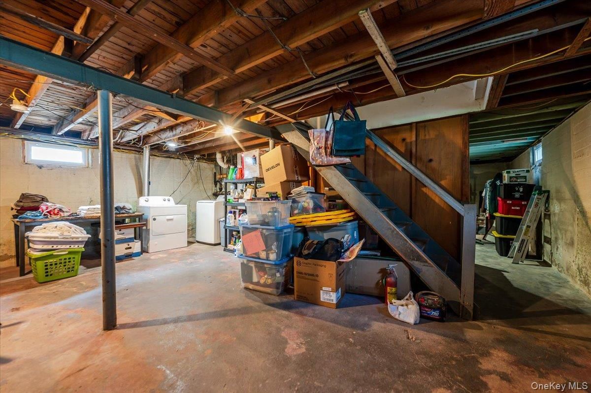 Interior, Washer, Wooden Beams