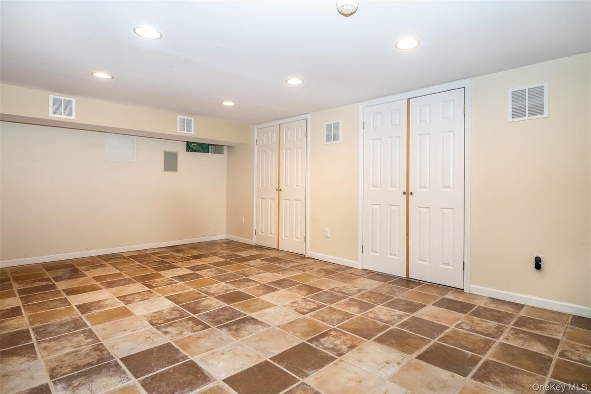 Empty room, Interior, Recessed Lighting