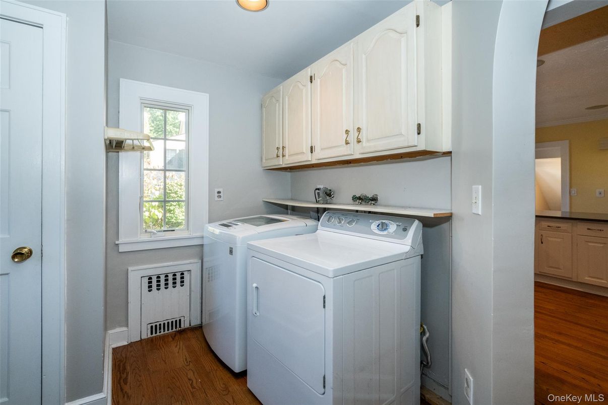 Interior, Recessed Lighting, Washer, Wood Texture Flooring