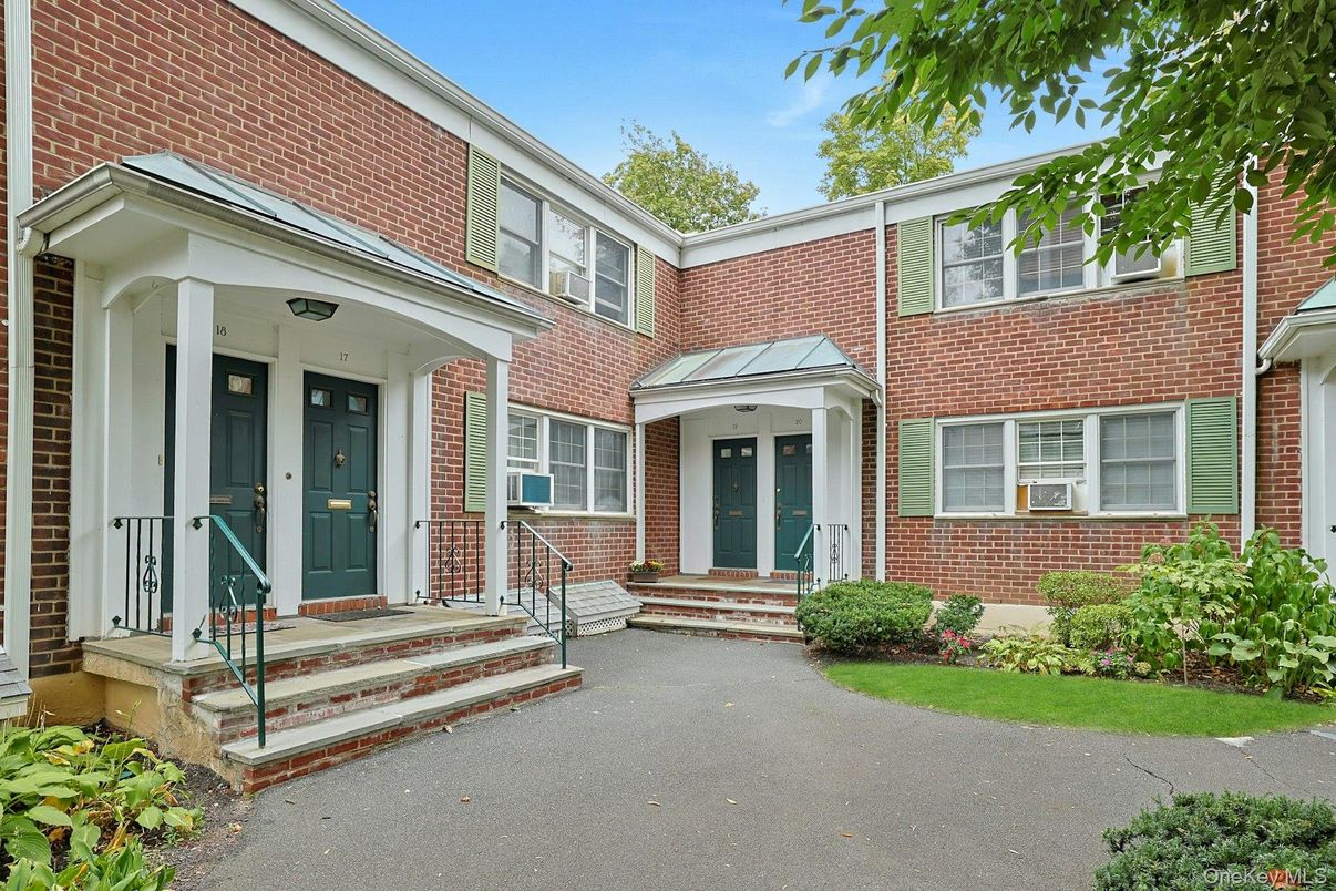 Exterior, Facade, Brick Facade, Rowhouse