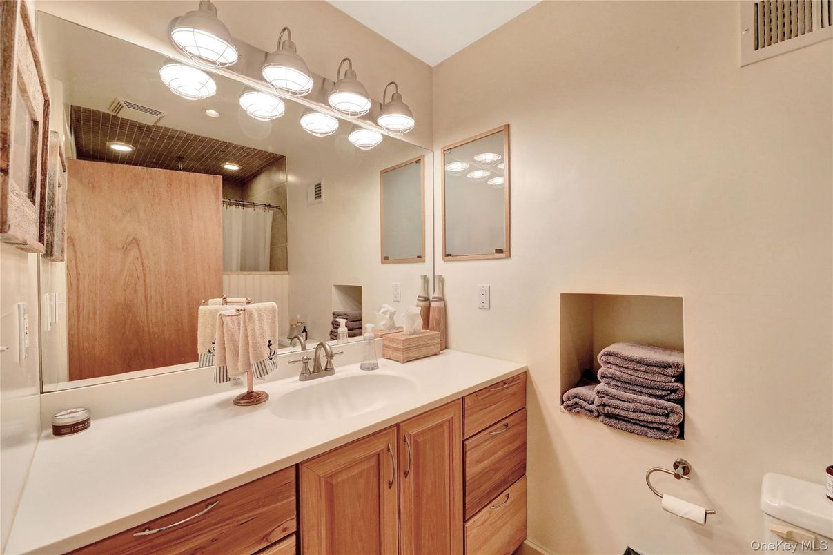 Bathroom, Interior, Recessed Lighting