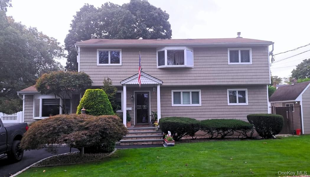 Exterior, Facade, Raised Ranch