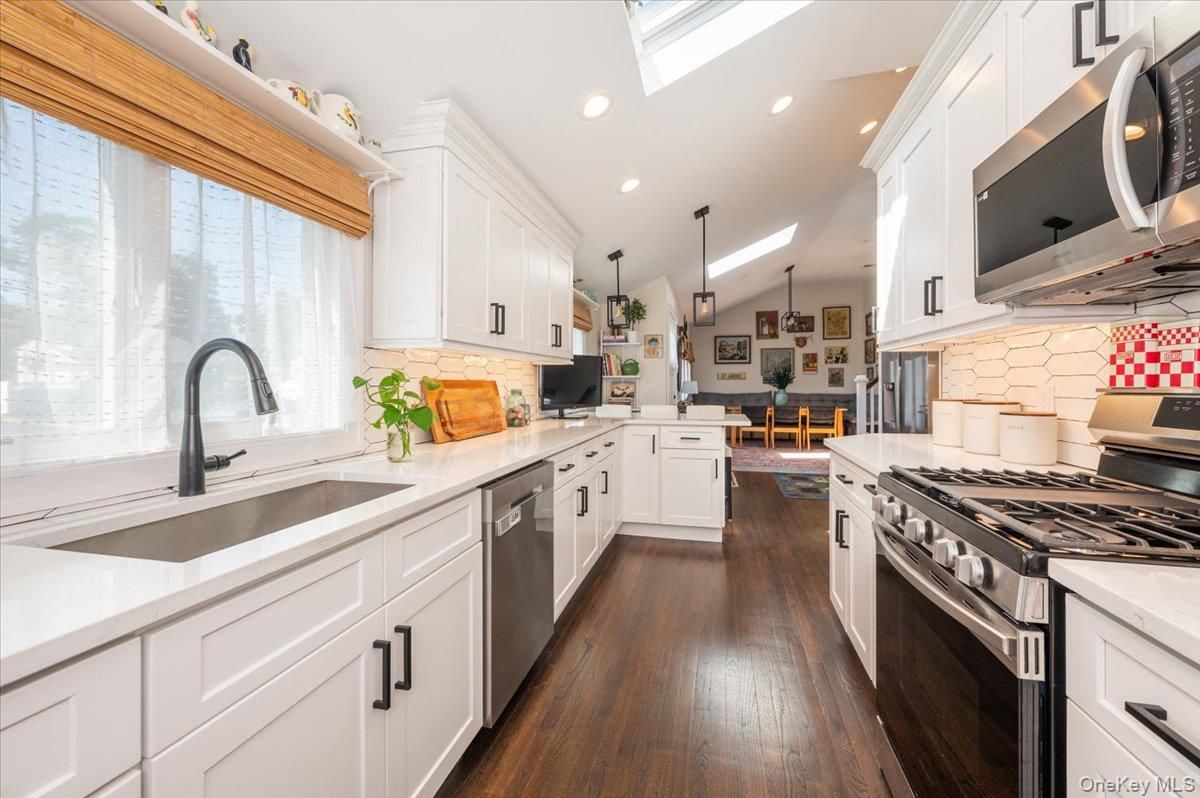 Dining room, Interior, Kitchen, Pendant Lights, Recessed Lighting, Stainless Steel Appliances, Wood Texture Flooring