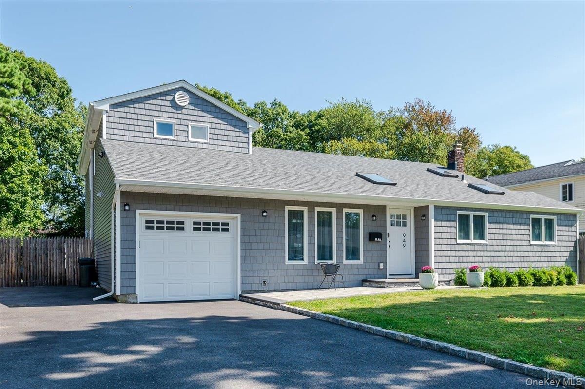Attached, Exterior, Facade, Ranch
