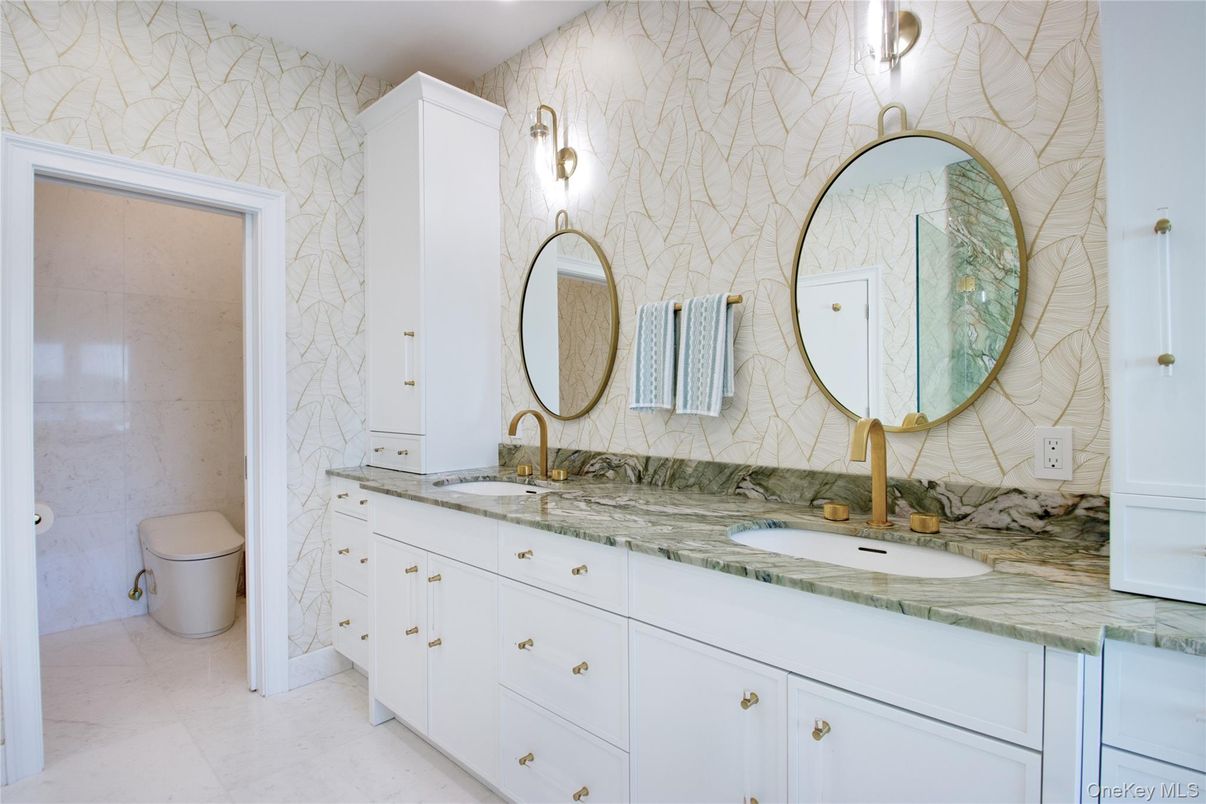 Bathroom, Dual Sink Vanities, Interior
