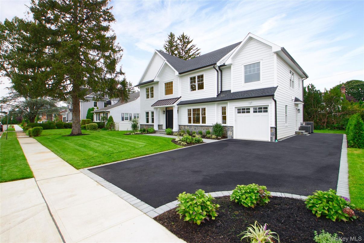 Attached, Exterior, Facade, Farmhouse