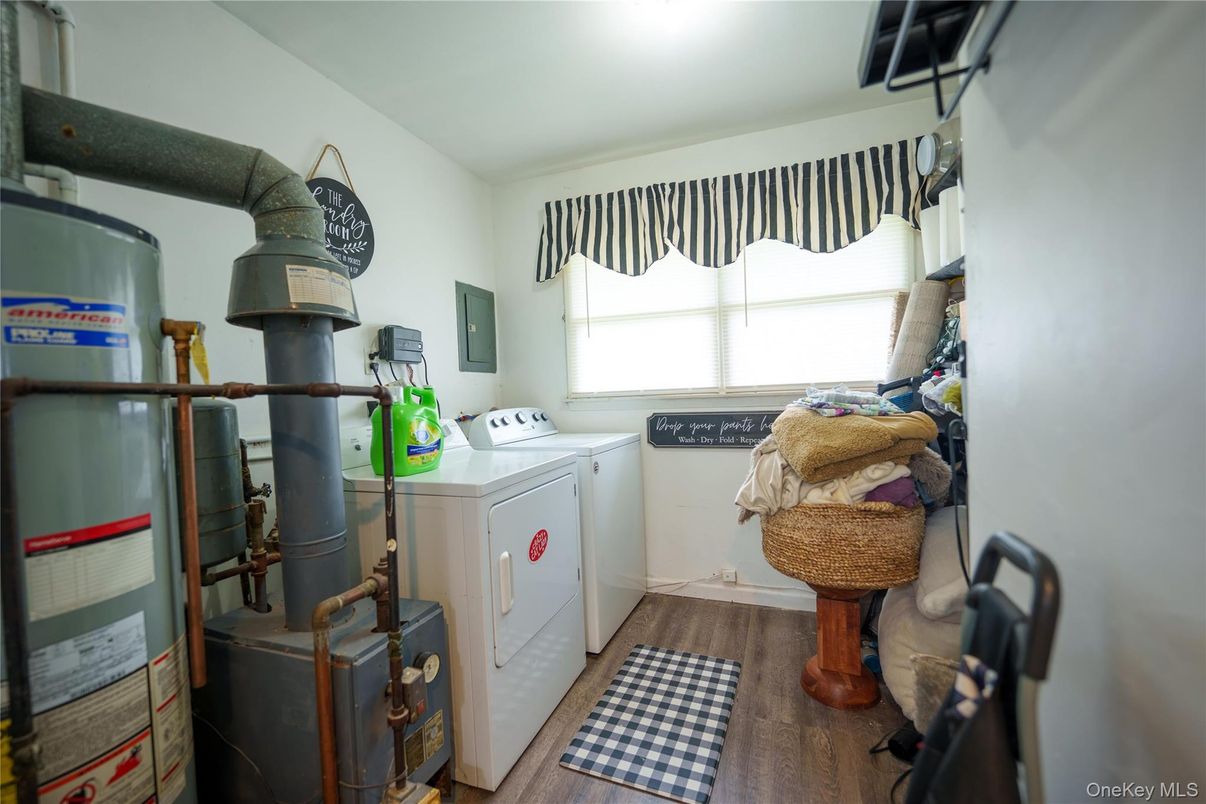 Interior, Washer, Wood Texture Flooring
