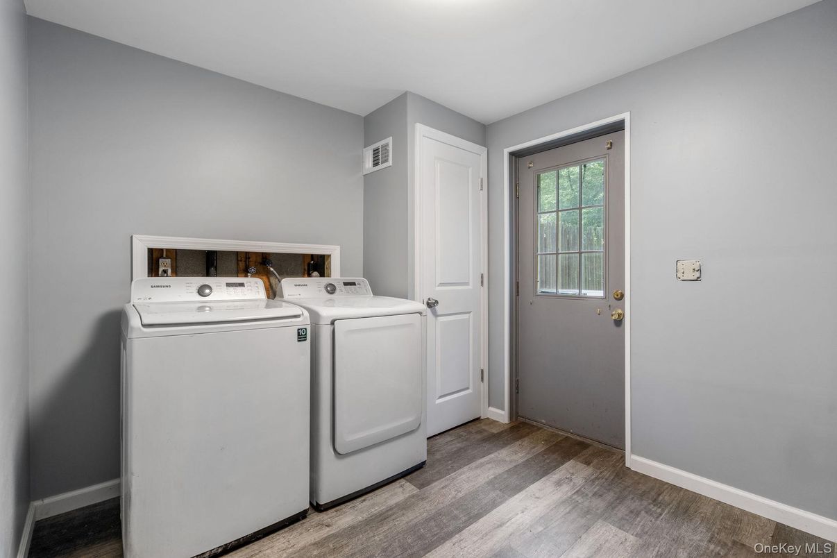 Interior, Washer, Wood Texture Flooring