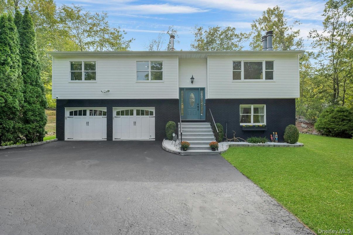 Attached, Exterior, Facade, Raised Ranch