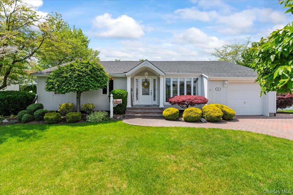 Attached, Exterior, Facade, Cape Cod