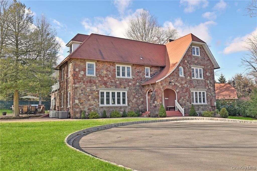 Backyard, Exterior, Facade, Brick Facade, Brick Traditional