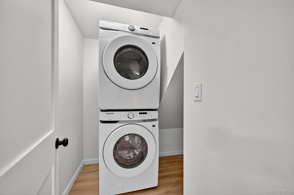 Interior, Utility Closets, Washer, Wood Texture Flooring