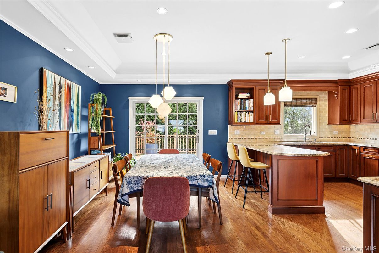 Dining room, Interior, Kitchen, Pendant Lights, Recessed Lighting, Wood Texture Flooring