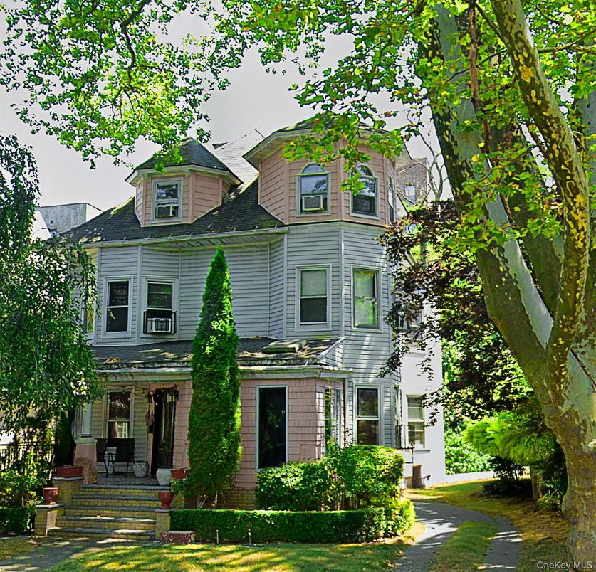 Exterior, Facade, Queen Anne Victorian