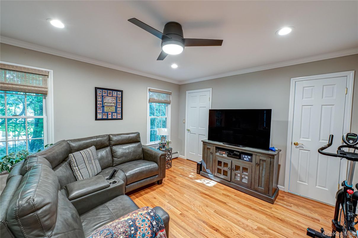 Fitness Equipment, Interior, Living room, Recessed Lighting, Wood Texture Flooring