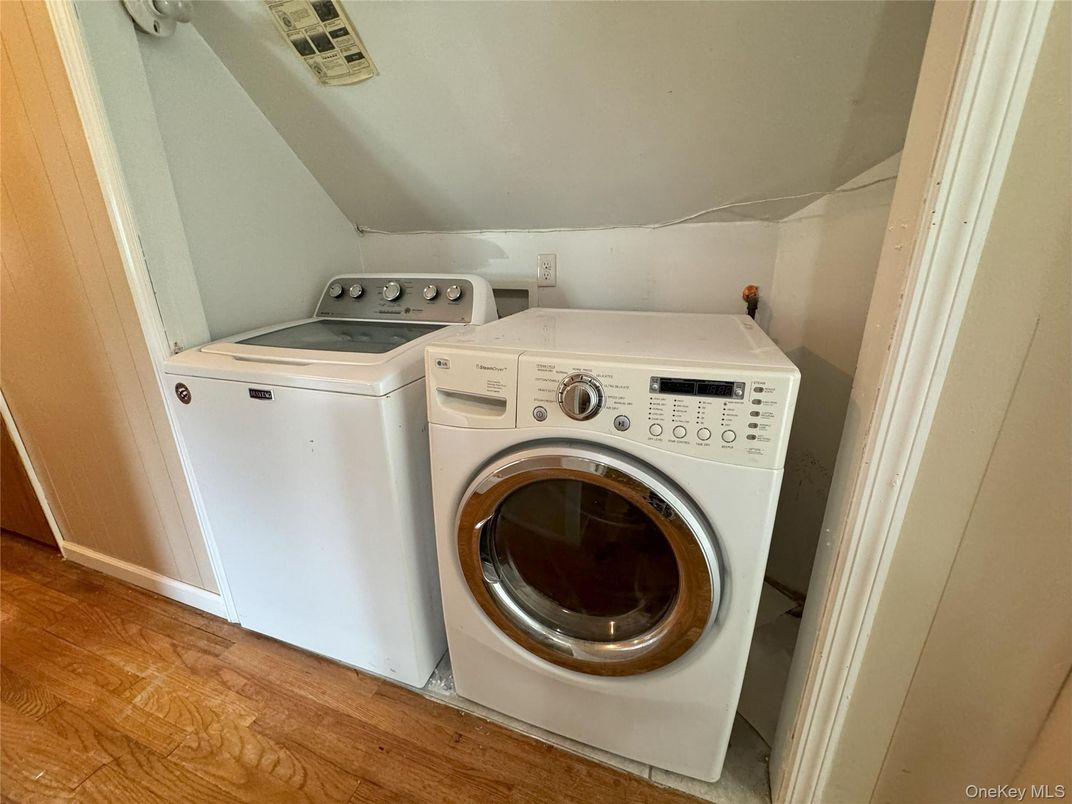 Interior, Utility Closets, Washer, Wood Texture Flooring