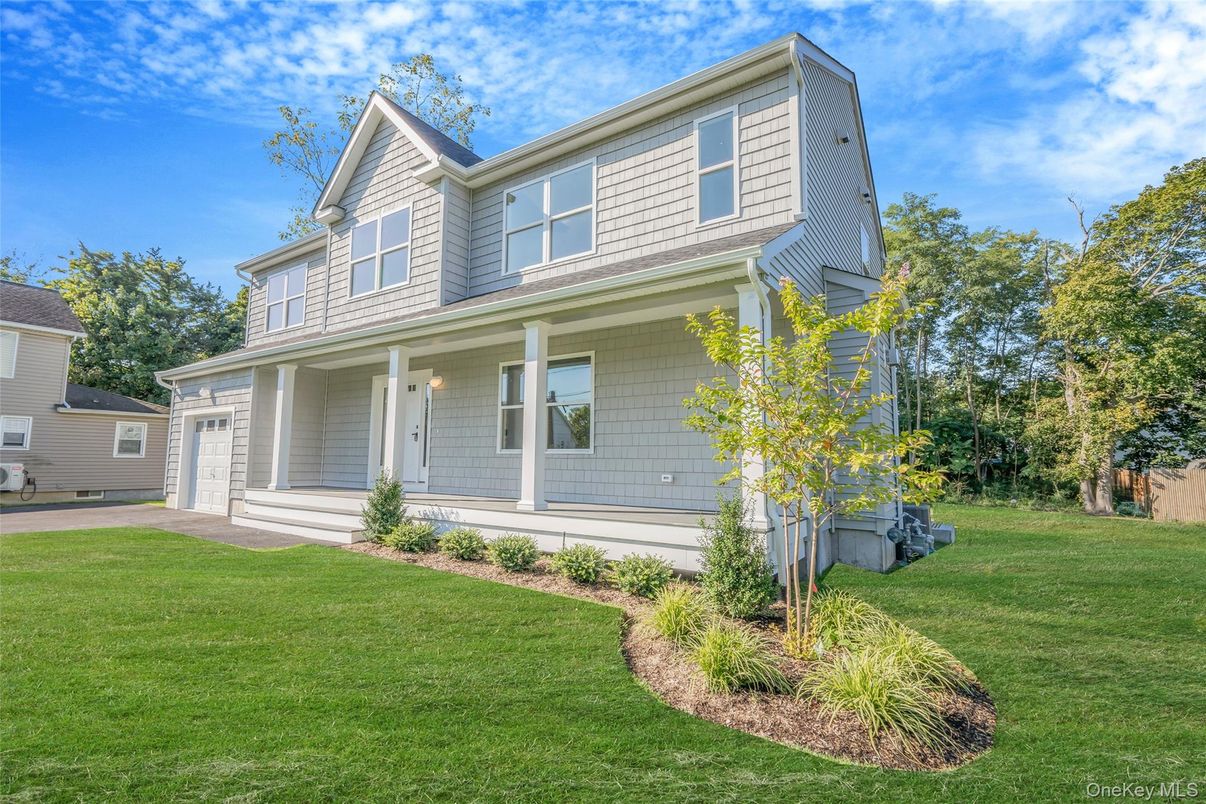 Attached, Exterior, Facade, Farmhouse