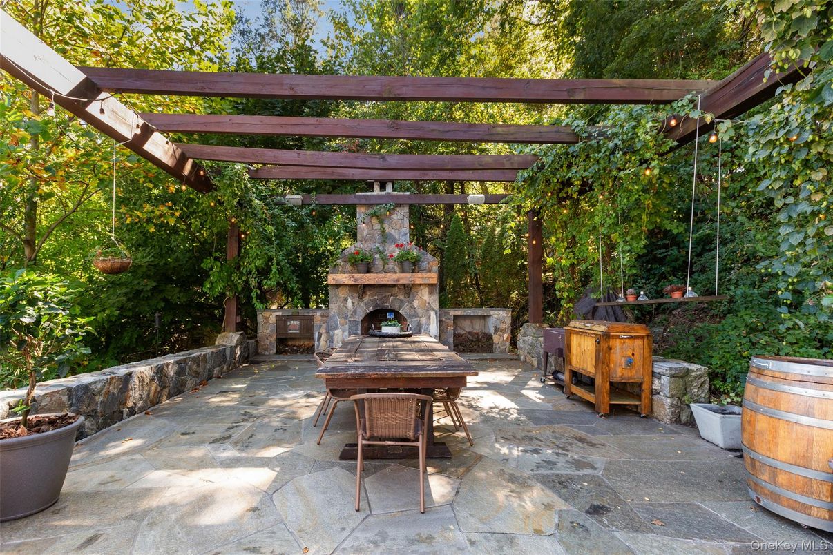 Exterior, Fireplace, Hot Tub
