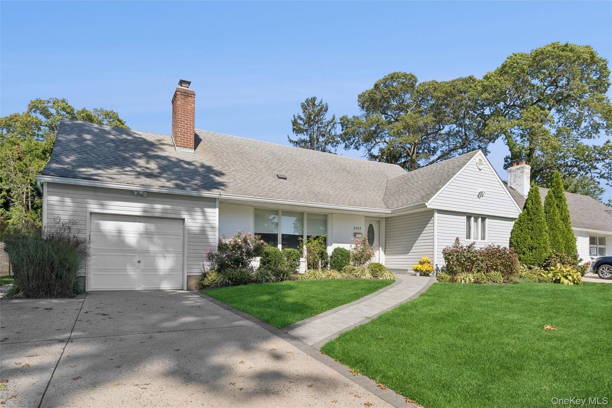 Attached, Exterior, Facade, Cape Cod