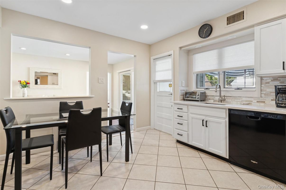 Dining room, Interior, Kitchen, Recessed Lighting