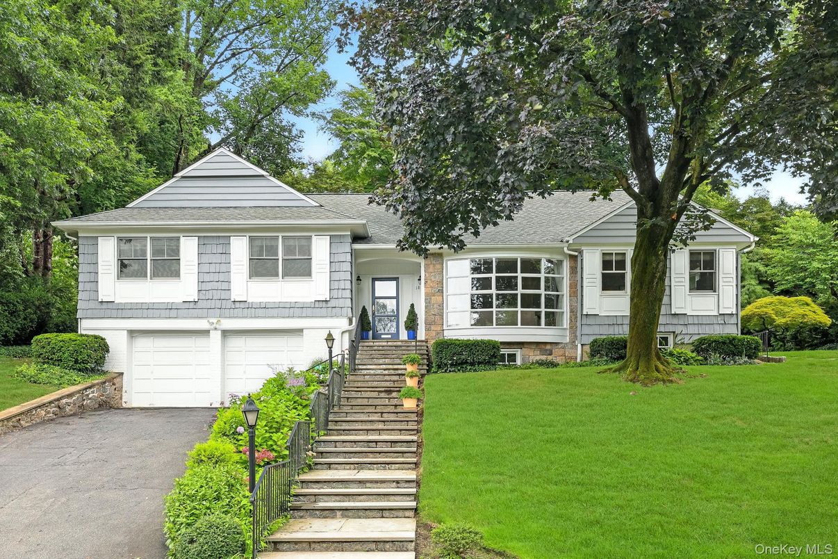 Attached, Exterior, Facade, Split Level