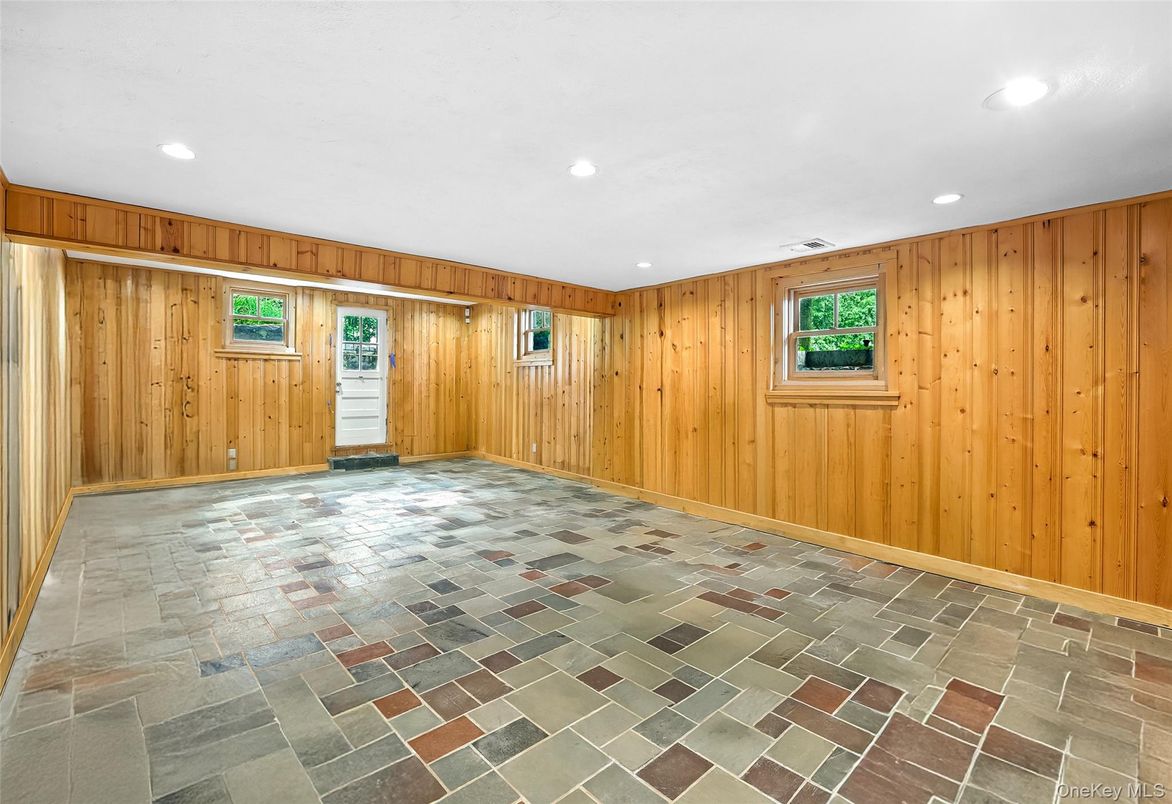 Empty room, Interior, Recessed Lighting, Wooden Walls