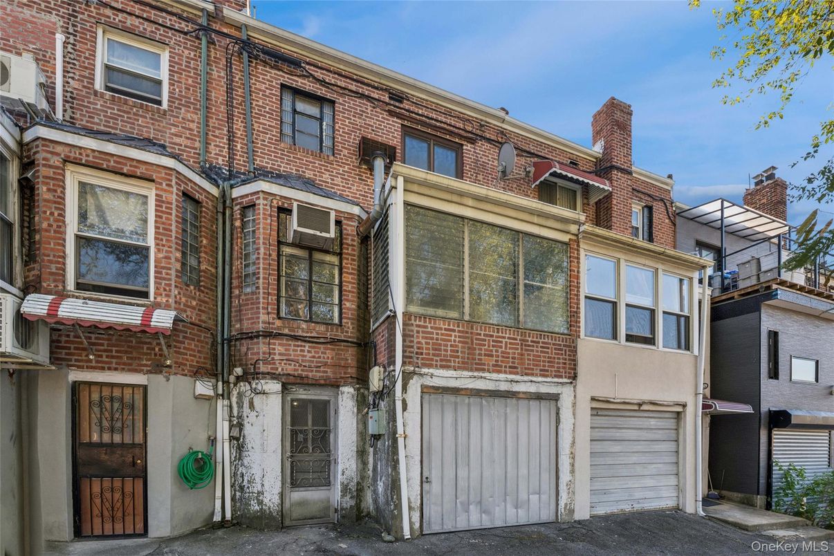 Attached, Exterior, Facade, Brick Facade, Rowhouse