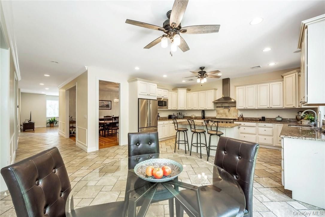 Dining room, Interior, Kitchen, Recessed Lighting, Stainless Steel Appliances