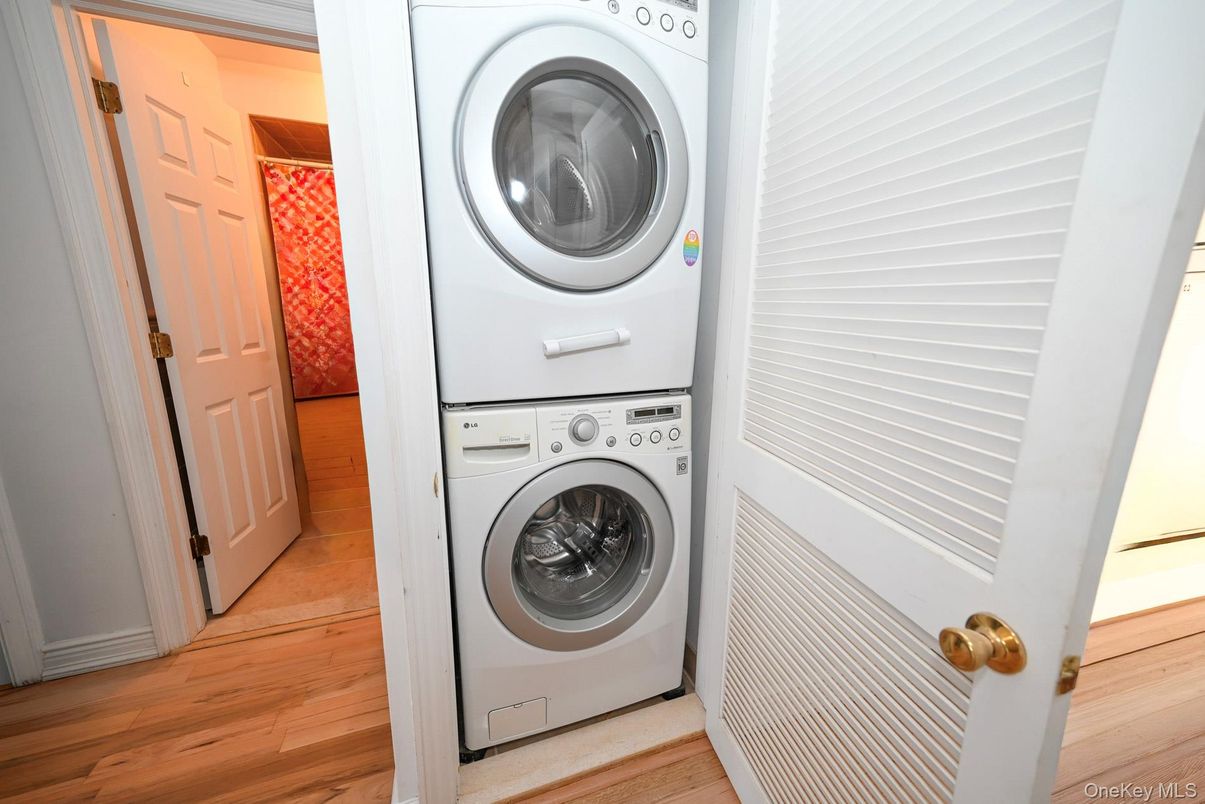 Interior, Utility Closets, Washer, Wood Texture Flooring