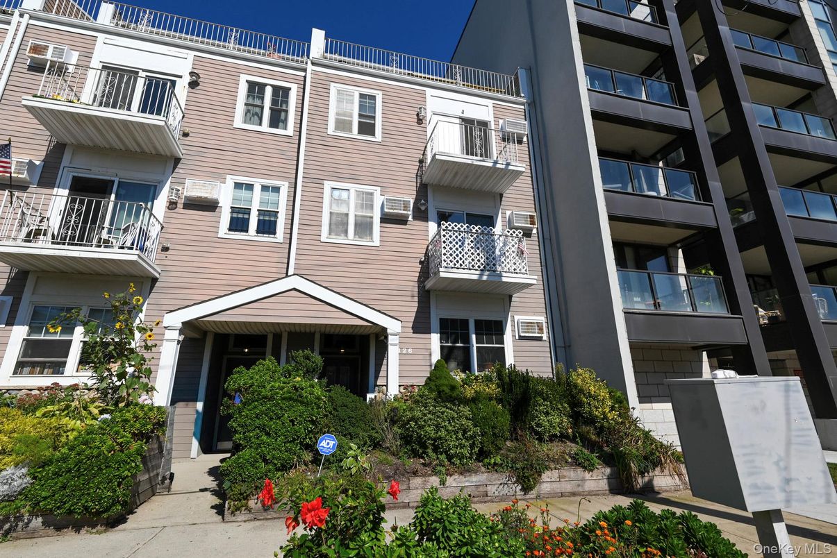 Exterior, Facade, Rowhouse