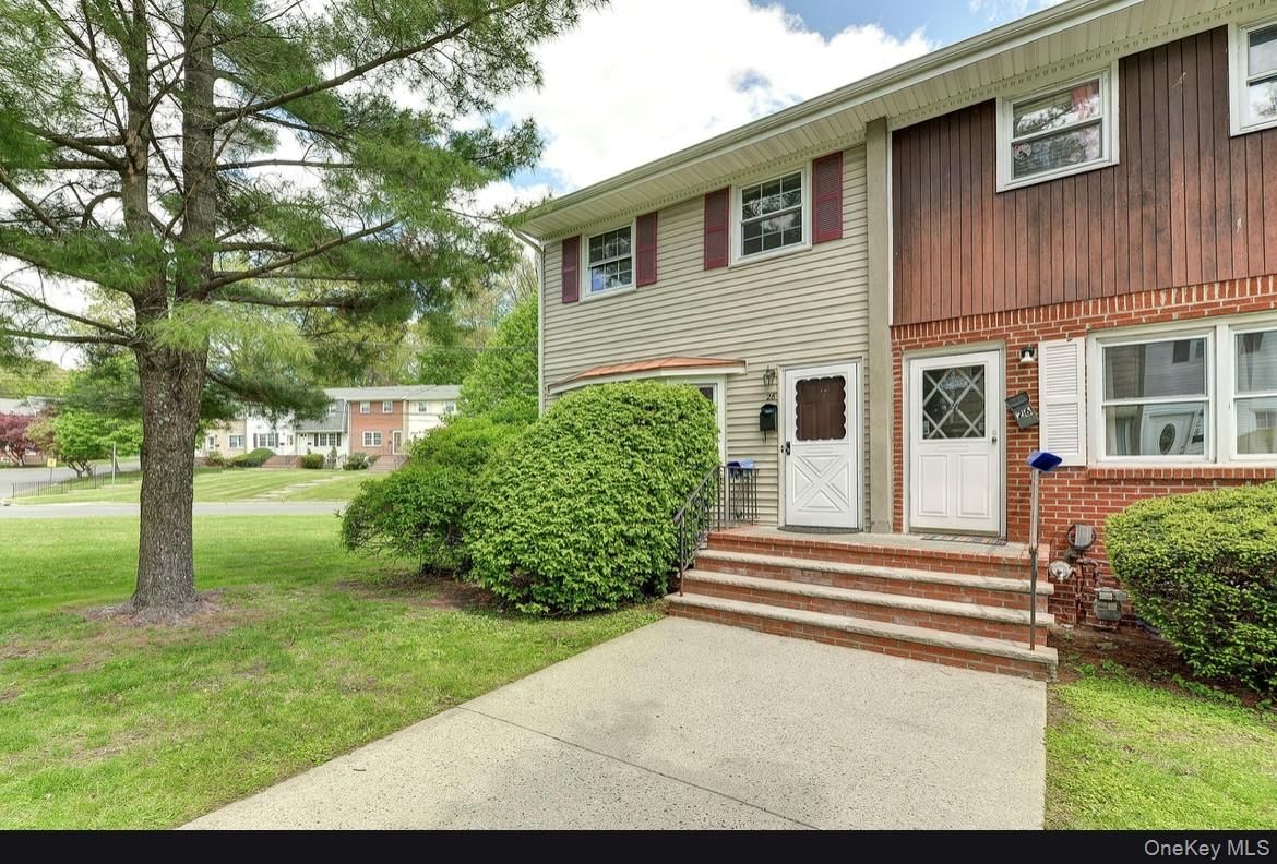 Exterior, Facade, Brick Facade, Raised Ranch