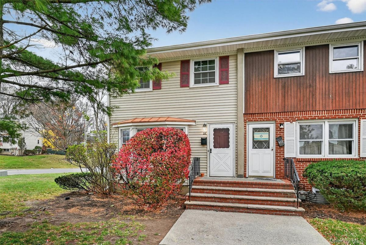 Exterior, Facade, Raised Ranch