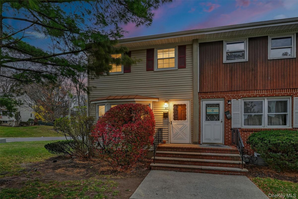 Exterior, Facade, Raised Ranch