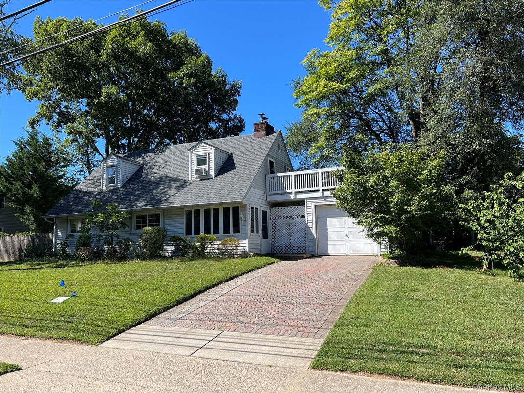 Attached, Exterior, Facade, Cape Cod