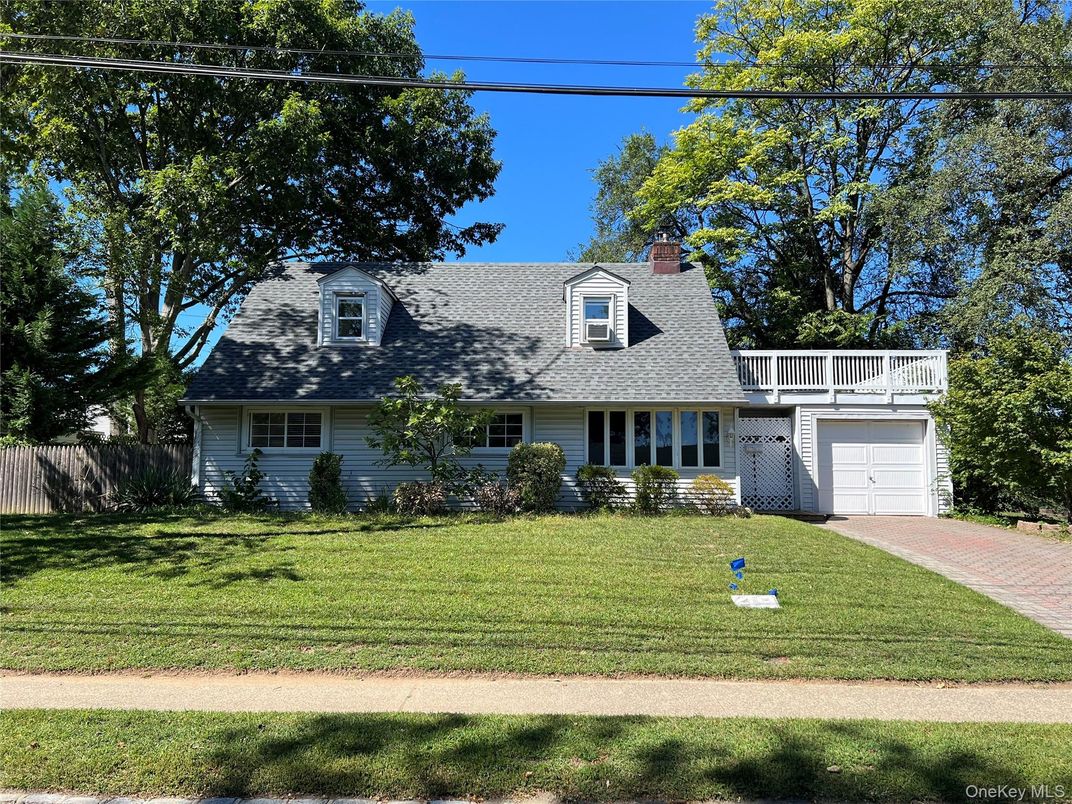 Attached, Exterior, Facade, Cape Cod