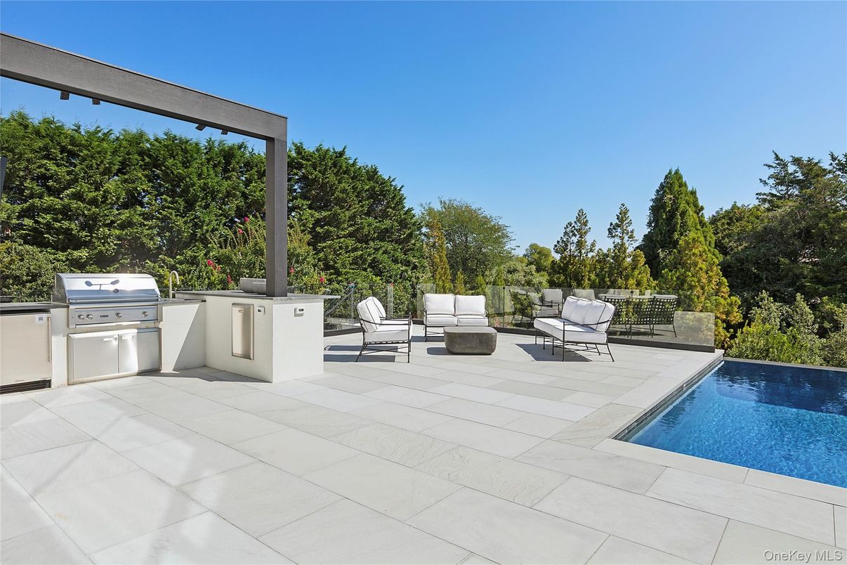 Exterior, Outdoor Kitchen, Pool