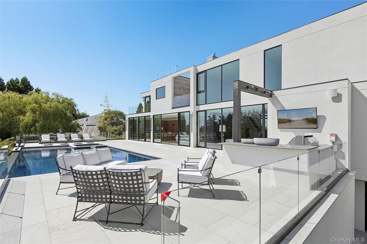 Exterior, Outdoor Kitchen, Pool