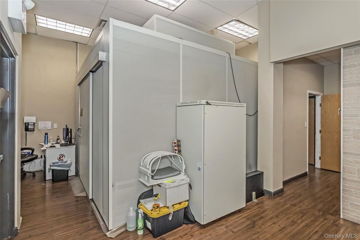 Interior, Washer, Wood Texture Flooring