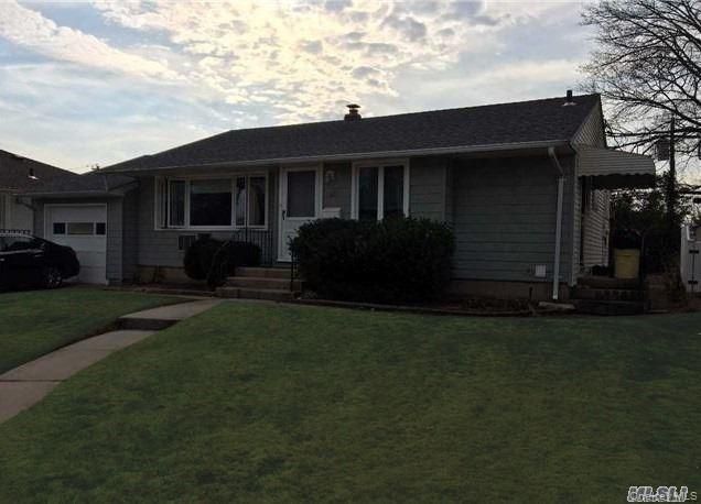 Attached, Exterior, Facade, Cape Cod