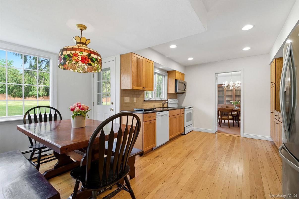 Dining room, Interior, Kitchen, Recessed Lighting, Wood Texture Flooring