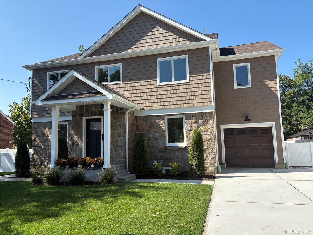 Attached, Exterior, Facade, American Craftsman