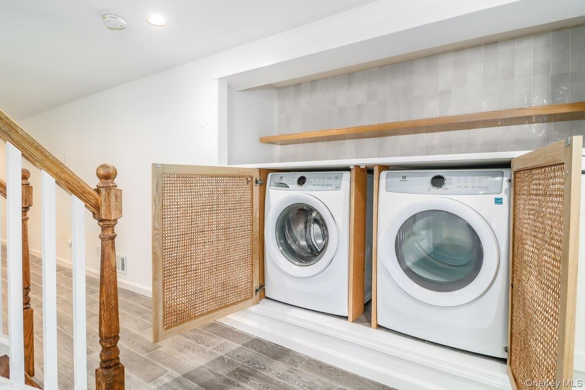 Interior, Recessed Lighting, Washer, Wood Texture Flooring