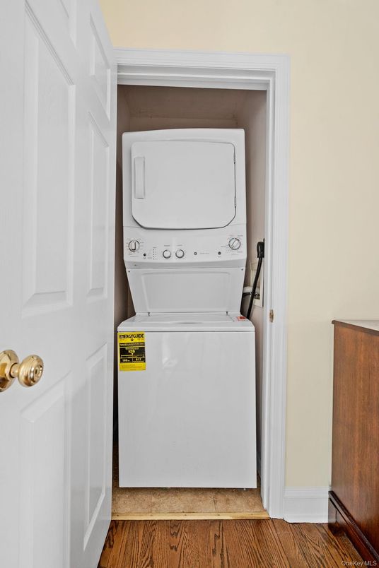Interior, Utility Closets, Washer, Wood Texture Flooring